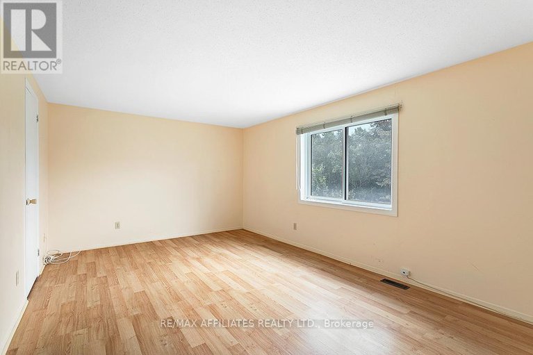 28493439/1911-simard-drive/chateauneuf/ottawa/ontario/K1C3B9_15