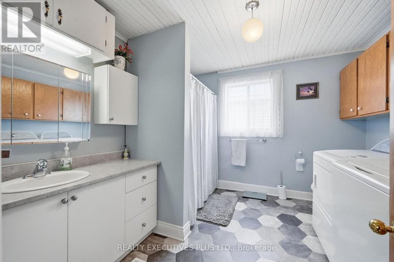 29596736/3721-champlain-street/clarencerockland-twp/clarence-rockland/ontario/K0A1E0_12