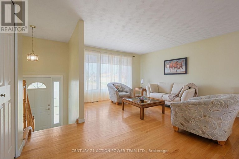 29647357/1535-st-georges-street/bilberry-creekqueenswood-heights/ottawa/ontario/K1E1R1_5