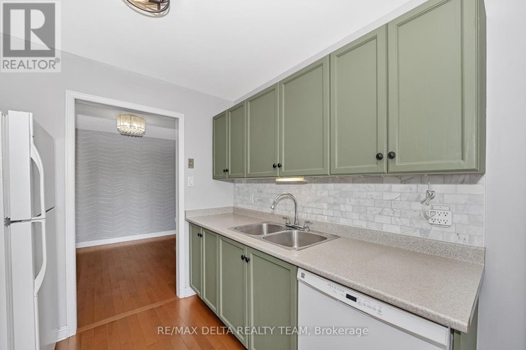 29041515/1423-caravel-crescent/bilberry-creekqueenswood-heights/ottawa/ontario/K1E3P5_9