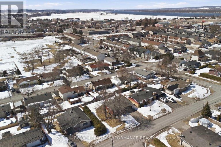 29528377/990-laviolette-street/town-of-rockland/clarence-rockland/ontario/K4K1B9_30