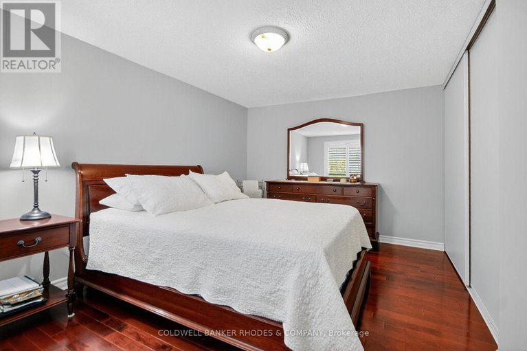 29032585/8-confederation-private/mooneys-bayriverside-park/ottawa/ontario/K1V9W6_23
