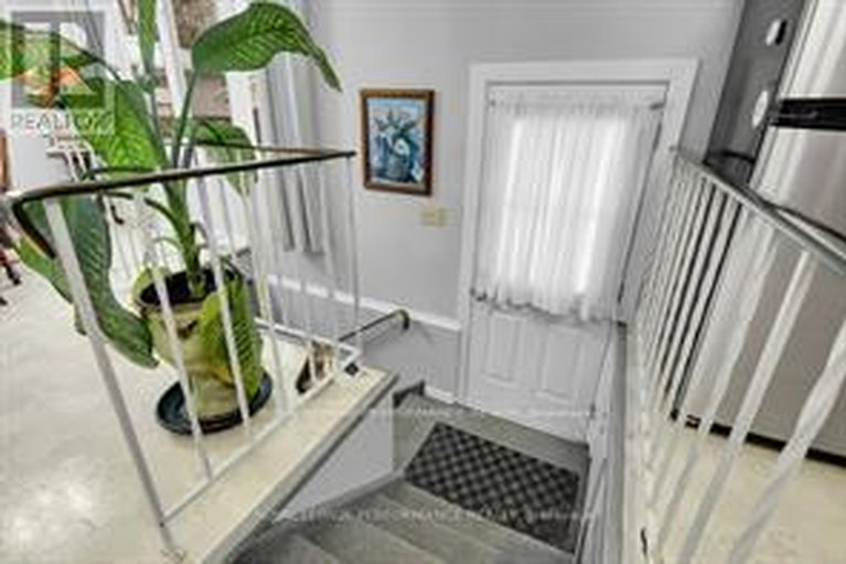 29462518/456-blake-boulevard/vanier/ottawa/ontario/K1K1B1_13