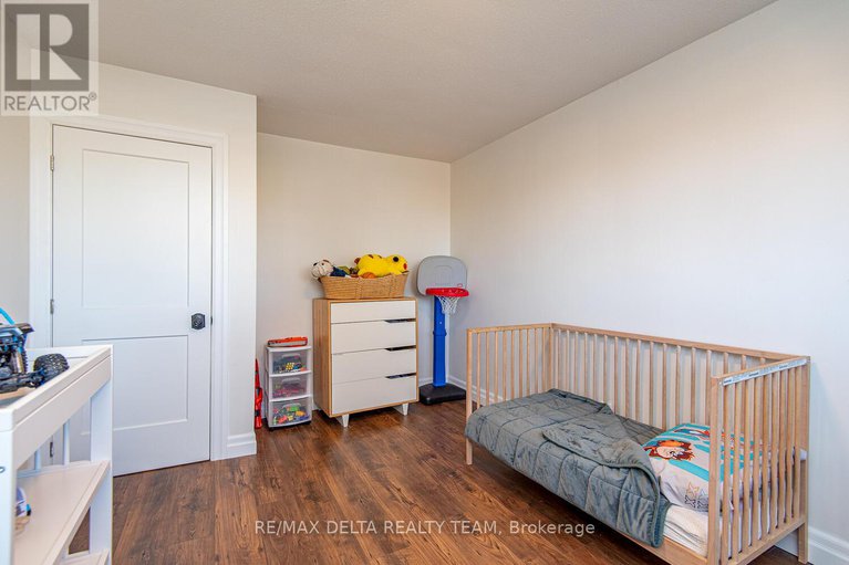 29081598/276-turnstone-court/chatelaine-village/ottawa/ontario/K1E2V2_23