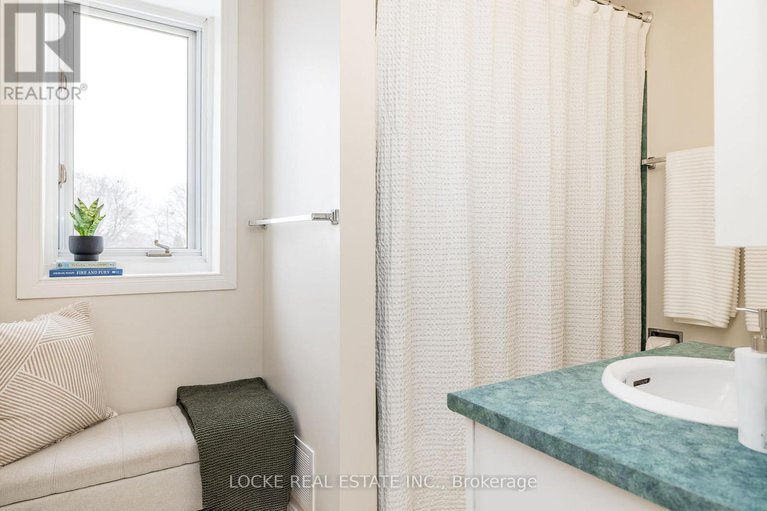 29239640/22-550-straby-avenue/overbrookcastle-heights/ottawa/ontario/K1K1H1_27