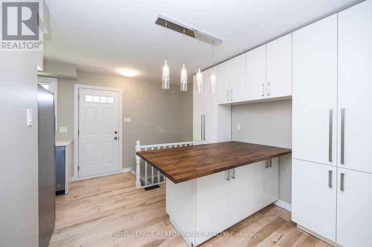 28604783/1398-jamison-avenue-s/bilberry-creekqueenswood-heights/ottawa/ontario/K1E1J5_19