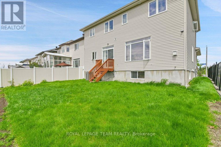 28330795/130-winterhaven-drive/mer-bleuebradley-estatesanderson-park/ottawa/ontario/K1W0H4_33