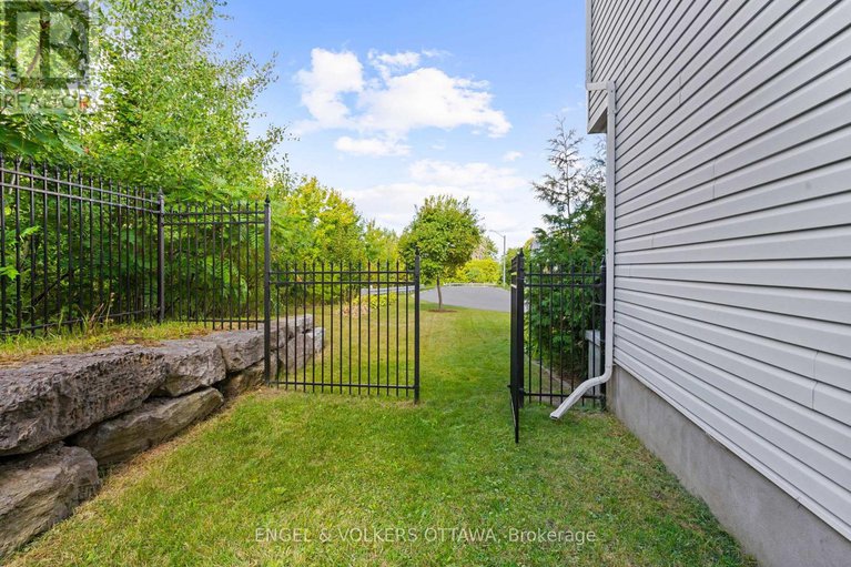 28848174/135-challenge-crescent/springridgeeast-village/ottawa/ontario/K4A0T9_12