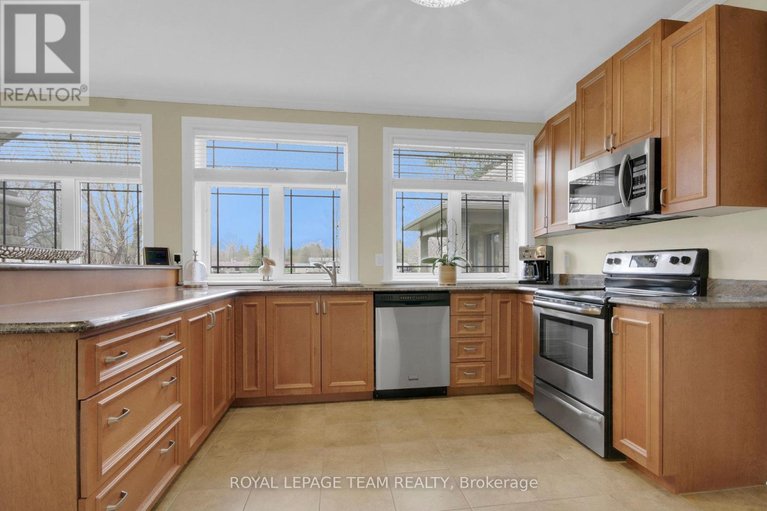 29679096/5591-manotick-main-street/manotick-village-manotick-estates/ottawa/ontario/K4M1A4_30
