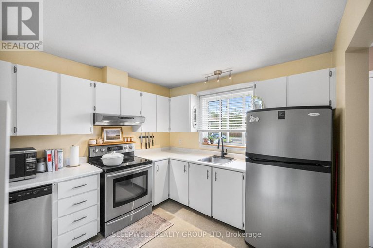 28378169/82-28-barrow-crescent/katimavik/ottawa/ontario/K2L2K1_8