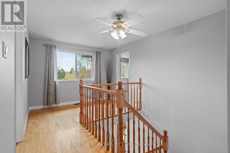 29015610/4720-whispering-willow-drive/sarsfieldbearbrook/ottawa/ontario/K4B1J1_18