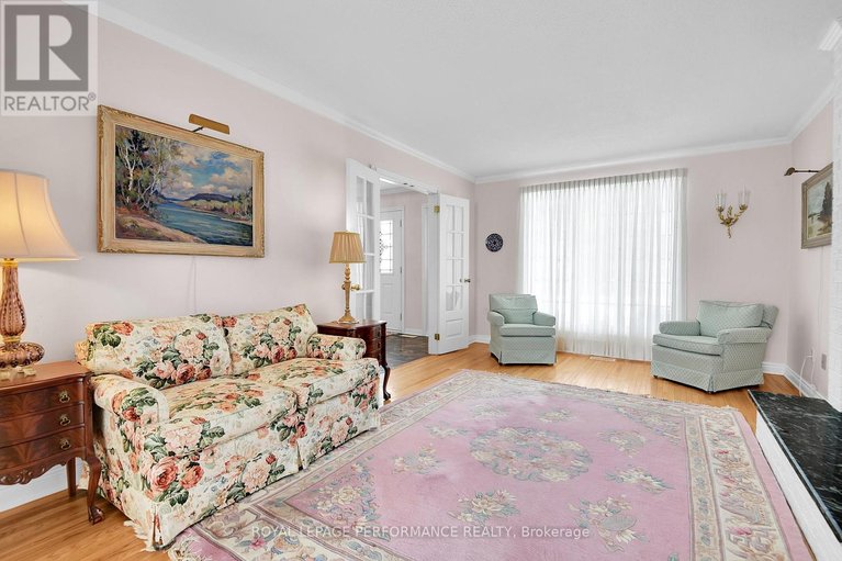 29487498/15-woodfern-court/sheahan-estatestrend-village/ottawa/ontario/K2H8Y9_16