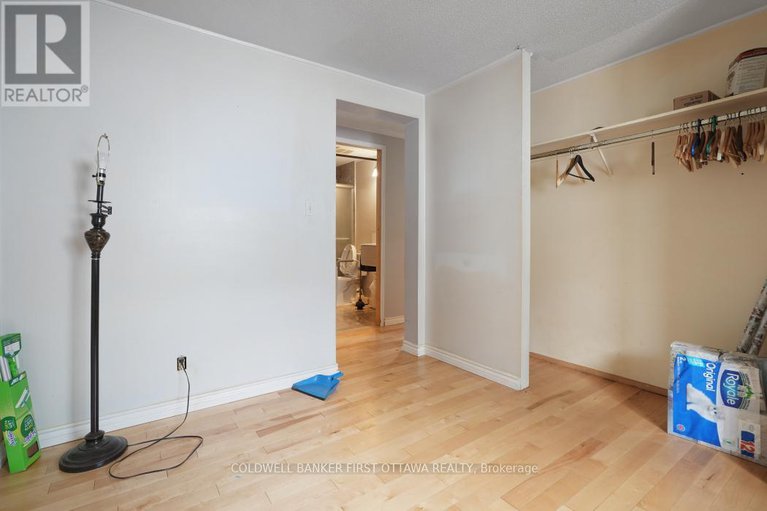 28322181/323-amiens-street/bilberry-creekqueenswood-heights/ottawa/ontario/K1E1N4_16