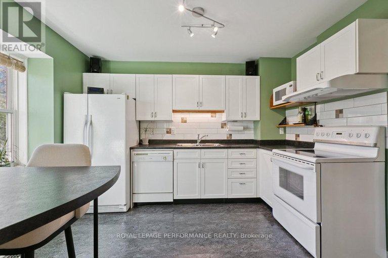 29032584/560-thomson-street/viscount-alexander-park/ottawa/ontario/K1K2J8_17