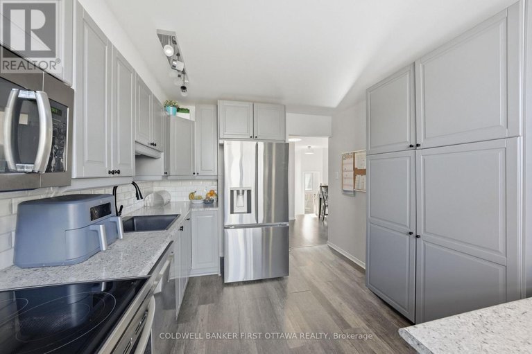 29644136/1902-hennessy-crescent/fallingbrookgardenway-south/ottawa/ontario/K4A3X7_13