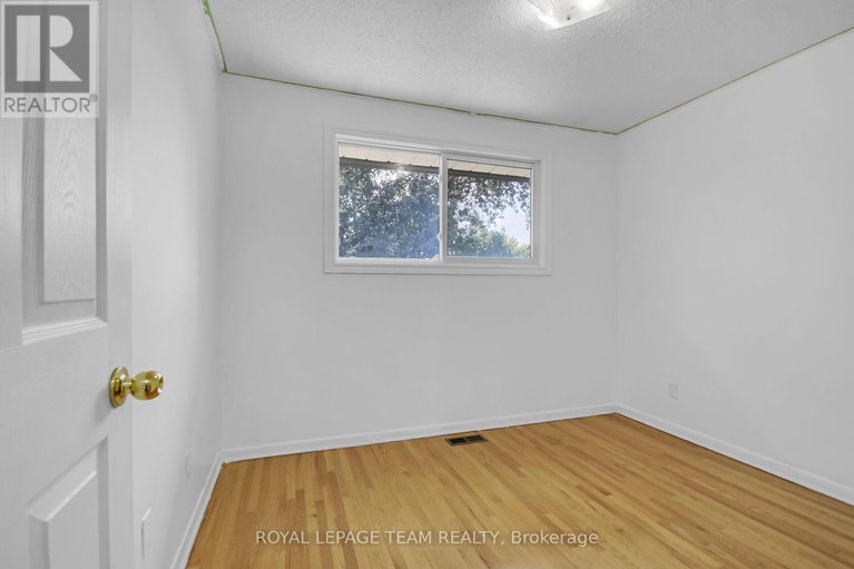 28738547/52-bowhill-avenue/borden-farmstewart-farmcarleton-heightsparkwood-hills/ottawa/ontario/K2E6S7_26