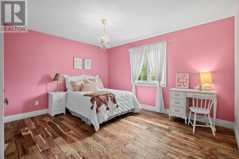 28316771/2377-pine-avenue/manotick-east-to-manotick-station/ottawa/ontario/K4M1B4_28