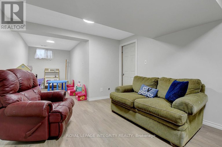 29178454/34-stokes-crescent/glencairnhazeldean/ottawa/ontario/K2L2Z4_31