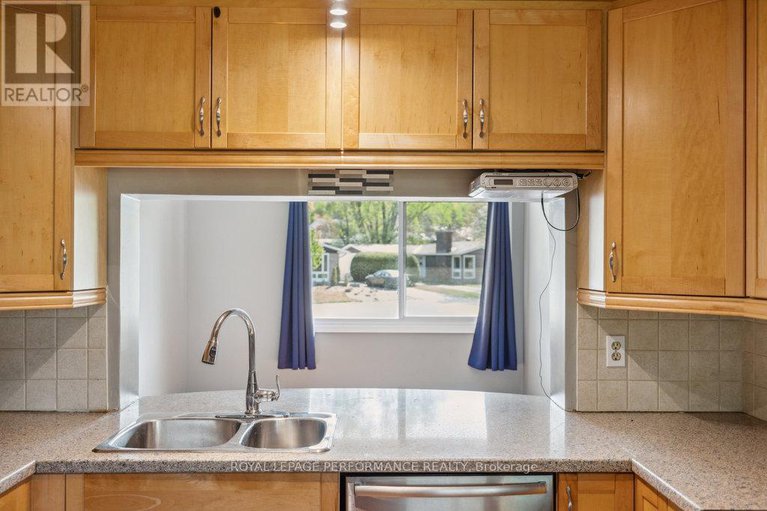 29074495/2045-deerhurst-court/beacon-hill-north/ottawa/ontario/K1J8H2_14