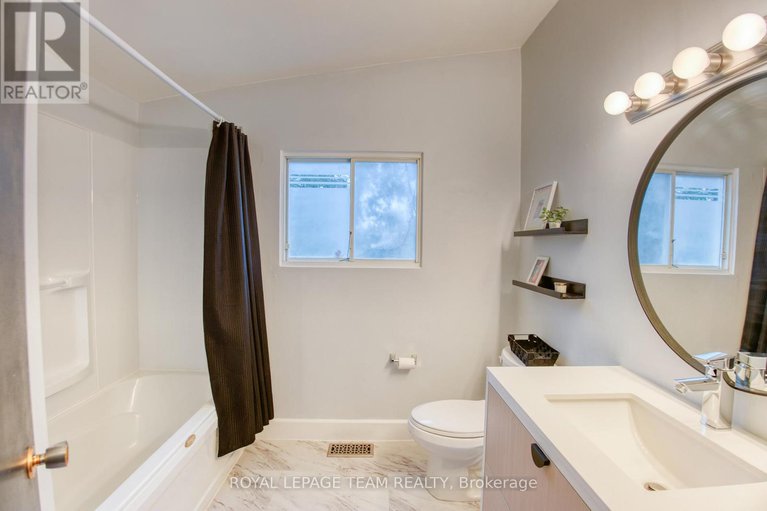 29145085/2010-featherston-drive/urbandale-acres/ottawa/ontario/K1H6P9_16