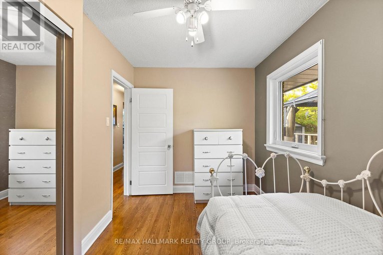 29013157/18-kerry-crescent/city-viewskylinefisher-heightsparkwood-hills/ottawa/ontario/K2E5V6_22