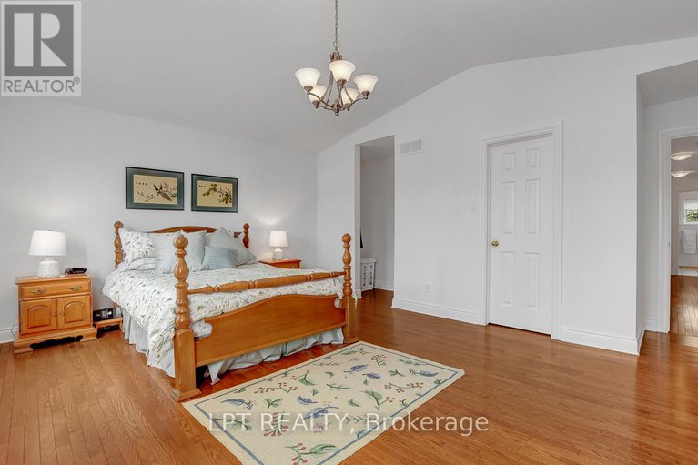 28311107/10a-ashburn-drive/borden-farmstewart-farmcarleton-heightsparkwood-hills/ottawa/ontario/K2E6N3_26
