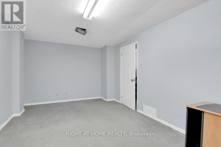 28616090/92-1913-stonehenge-crescent-s/pineview/ottawa/ontario/K1B4N7_30