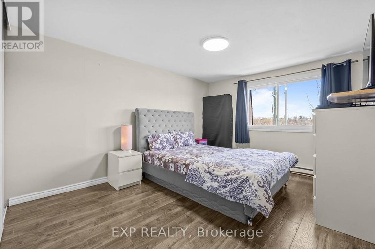 29657296/i-5-banner-road/sheahan-estatestrend-village/ottawa/ontario/K2H8T3_14