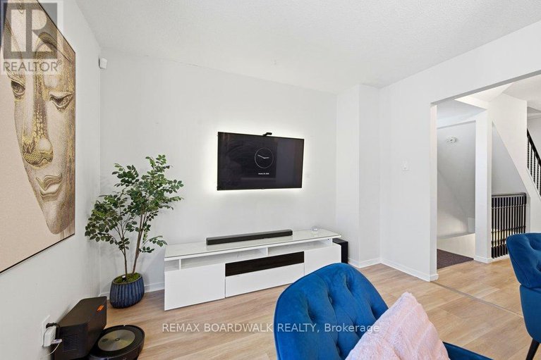 29284371/2390-rondel-street/blackburn-hamlet-south/ottawa/ontario/K1B4M2_15