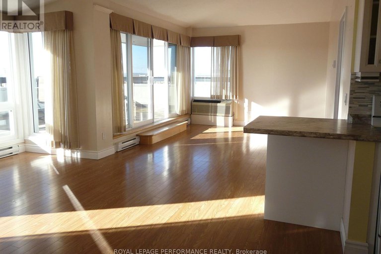28994932/penthouse-2-158c-mcarthur-avenue/vanier/ottawa/ontario/K1L8E7_2