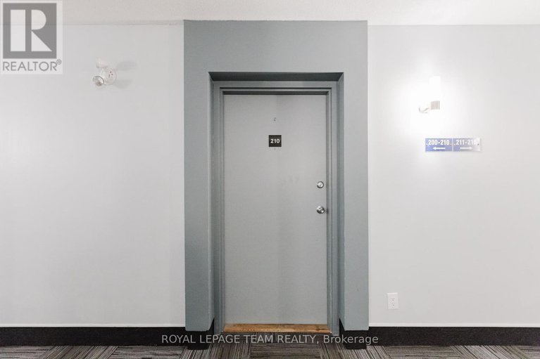 28779123/210-212-viewmount-drive/borden-farmstewart-farmcarleton-heightsparkwood-hills/ottawa/ontario/K2E7X2_3