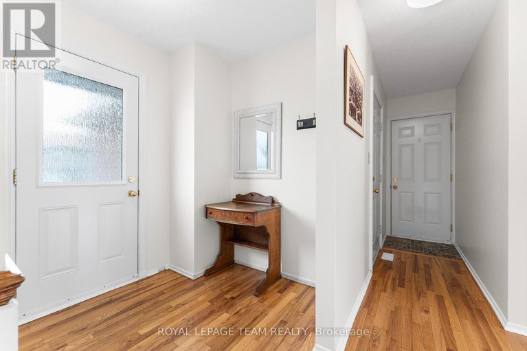 28234836/107-melanie-crescent/glencairnhazeldean/ottawa/ontario/K2L2E4_13
