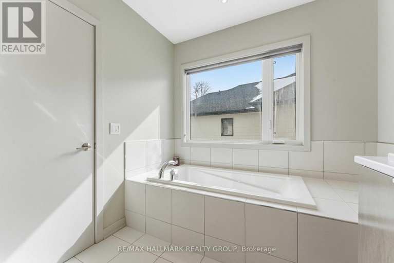 29428566/254-sunnyridge-crescent/emerald-meadowstrailwest/ottawa/ontario/K2M0H3_16