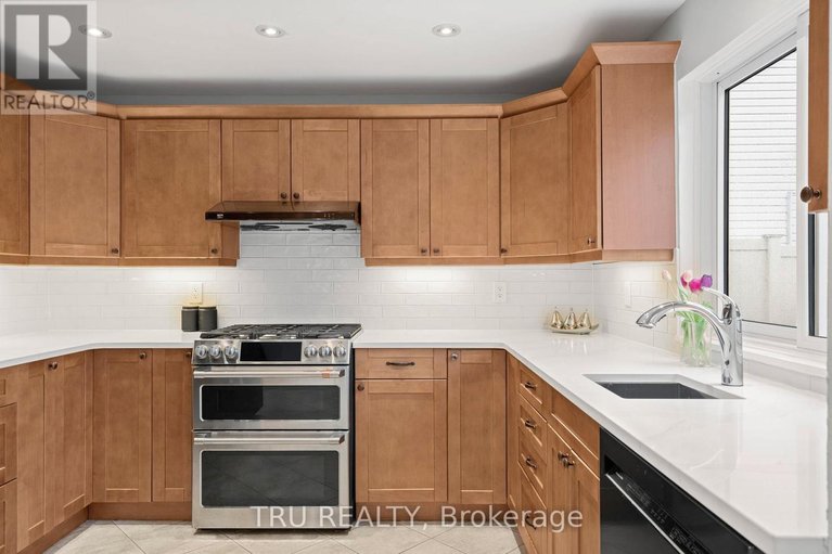 29611395/256-hoylake-crescent/bilberry-creekqueenswood-heights/ottawa/ontario/K1E2M8_16