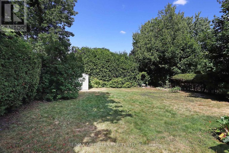 28933118/17-canfield-road/sheahan-estatestrend-village/ottawa/ontario/K2H5S7_33