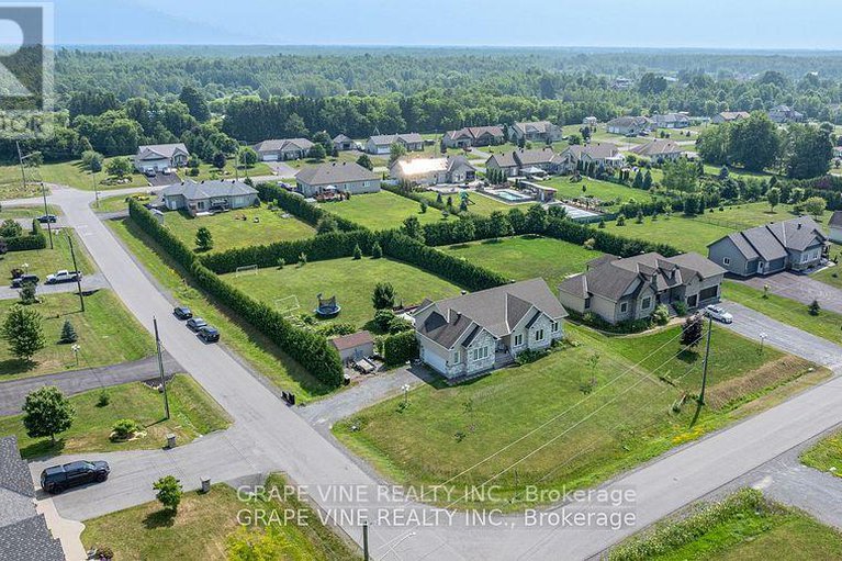 28831999/5607-maklynne-way/vars-village/ottawa/ontario/K0A3H0_32