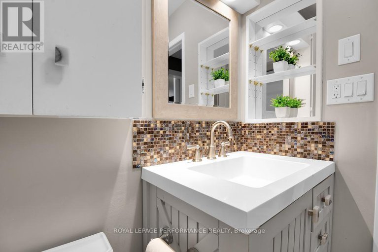 29118875/5583-manotick-main-street/manotick-village-manotick-estates/ottawa/ontario/K4M1A9_23