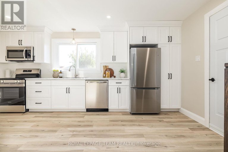28975666/40-beach-avenue/iroquois/south-dundas/ontario/K0E1K0_14