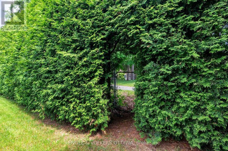 28479228/20-assiniboine-drive/borden-farmstewart-farmcarleton-heightsparkwood-hills/ottawa/ontario/K2E5R7_37