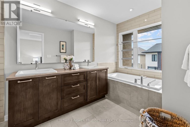 28598402/821-quartet-avenue/riverside-southgloucester-glen/ottawa/ontario/K1X0C4_24