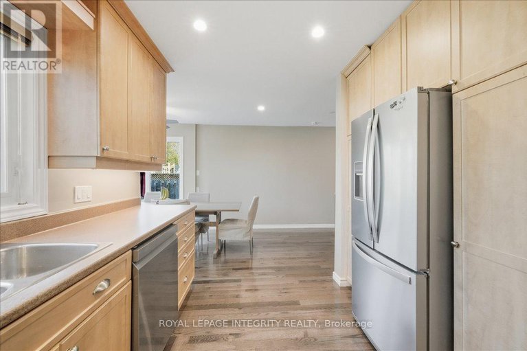 28978669/1406-bouton-dor-way/bilberry-creekqueenswood-heights/ottawa/ontario/K1E3L3_16