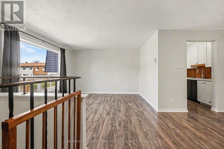 29672531/28c-woodvale-green/craig-henrywoodvale/ottawa/ontario/K2G4H4_8