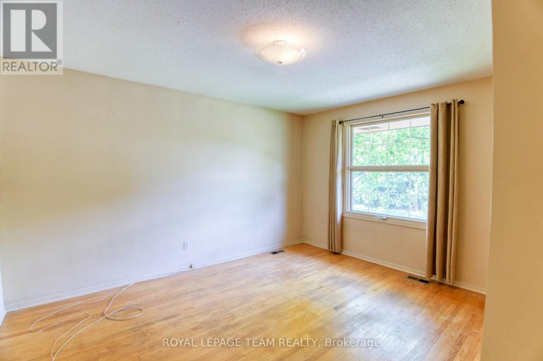 28412587/19-dayton-crescent/leslie-park/ottawa/ontario/K2H7N8_18