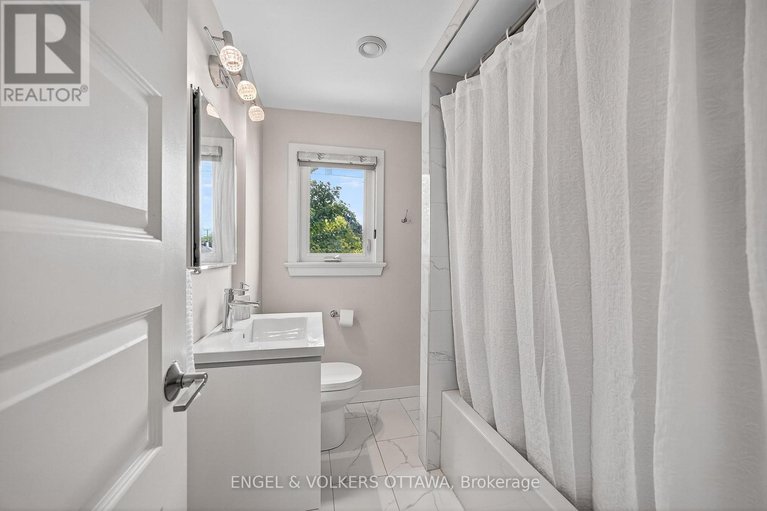 28835292/557-roosevelt-avenue/mckellarhighland/ottawa/ontario/K2A2A2_29