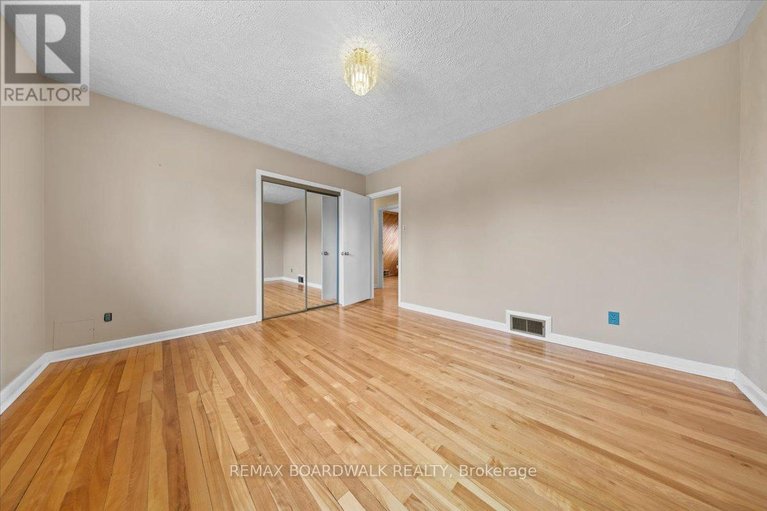 29678881/72-crownhill-street/cardinal-heights/ottawa/ontario/K1J7K8_16