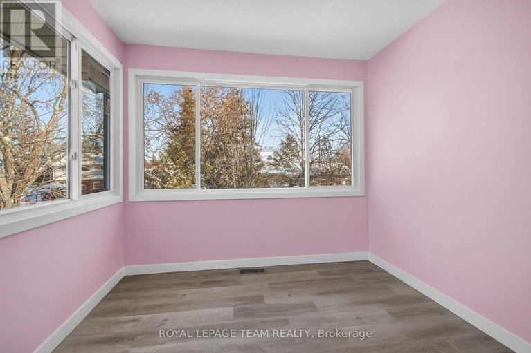 29176701/7-little-road/riverside-southgloucester-glen/ottawa/ontario/K1V1H5_32