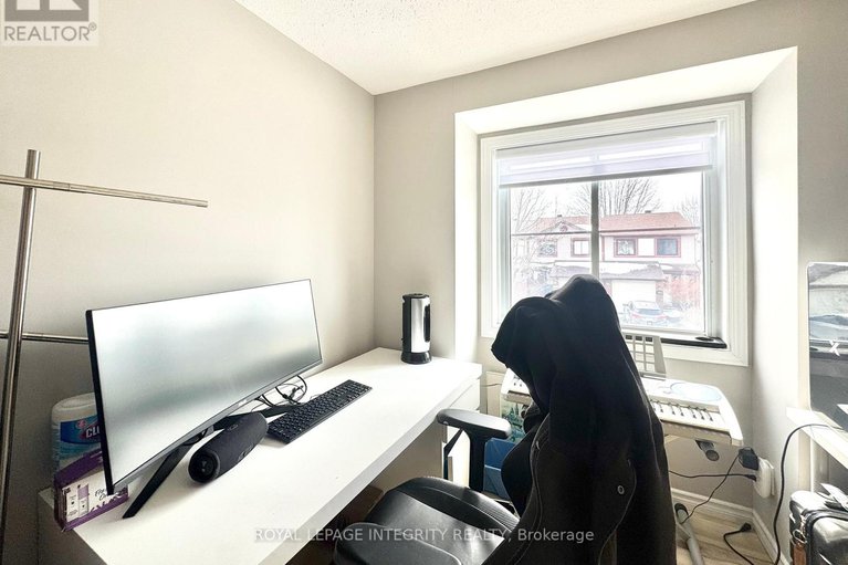 28900486/1584-hoskins-crescent/fallingbrookpineridge/ottawa/ontario/K4A2J1_16