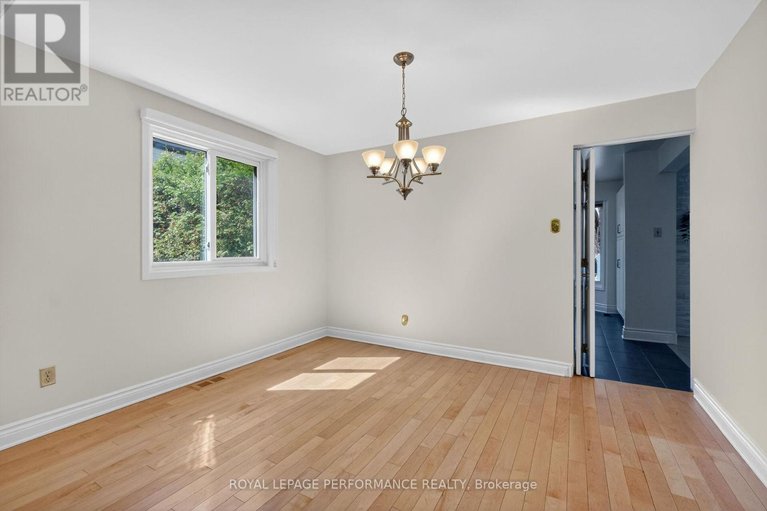 29643949/13-valley-ridge-street/borden-farmstewart-farmcarleton-heightsparkwood-hills/ottawa/ontario/K2E7W1_11