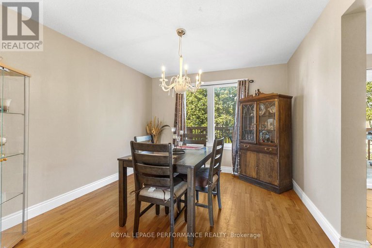 28918371/1936-longman-crescent/chateauneuf/ottawa/ontario/K1C5G6_7