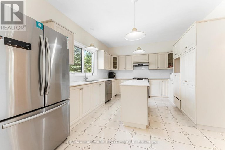 28474229/5749-knights-drive/manotick-east-to-manotick-station/ottawa/ontario/K4M1K2_12